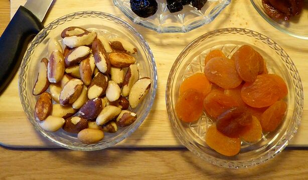 Nuts and dried apricots are a storehouse of vitamins for men's sexual health