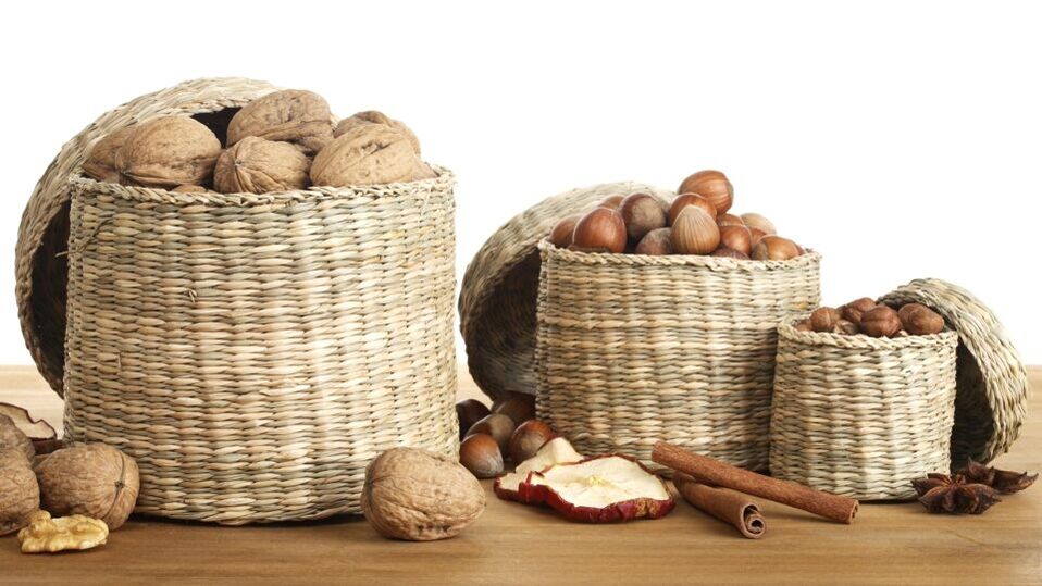 Nuts are a healthy product that effectively enhances male physiology. 